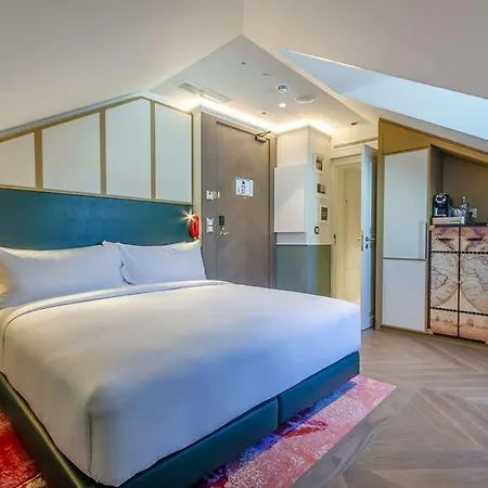 The Emerald House - Curio Collection By Hilton Lizbona