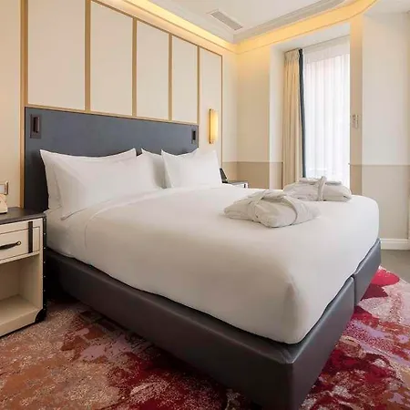 The Emerald House - Curio Collection By Hilton Lizbona