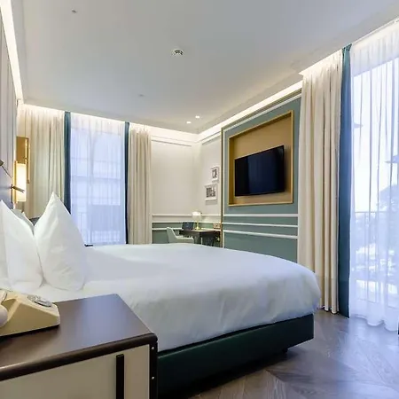 The Emerald House - Curio Collection By Hilton Lizbona