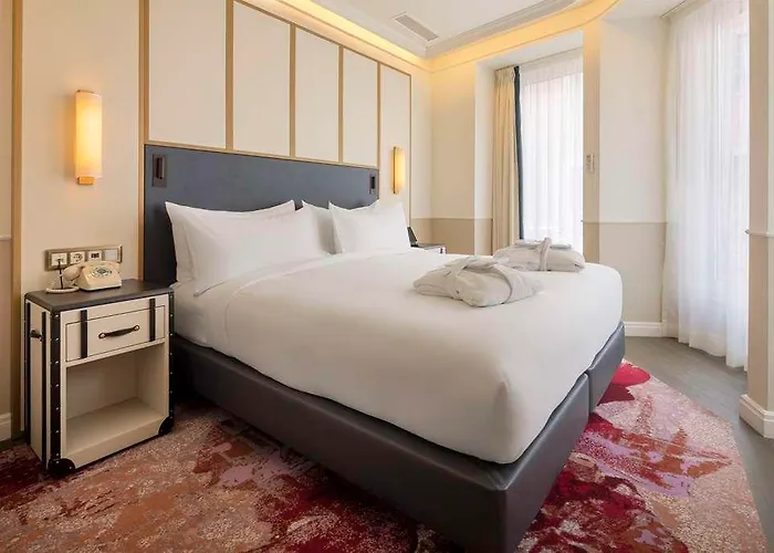 The Emerald House - Curio Collection By Hilton Lisbona